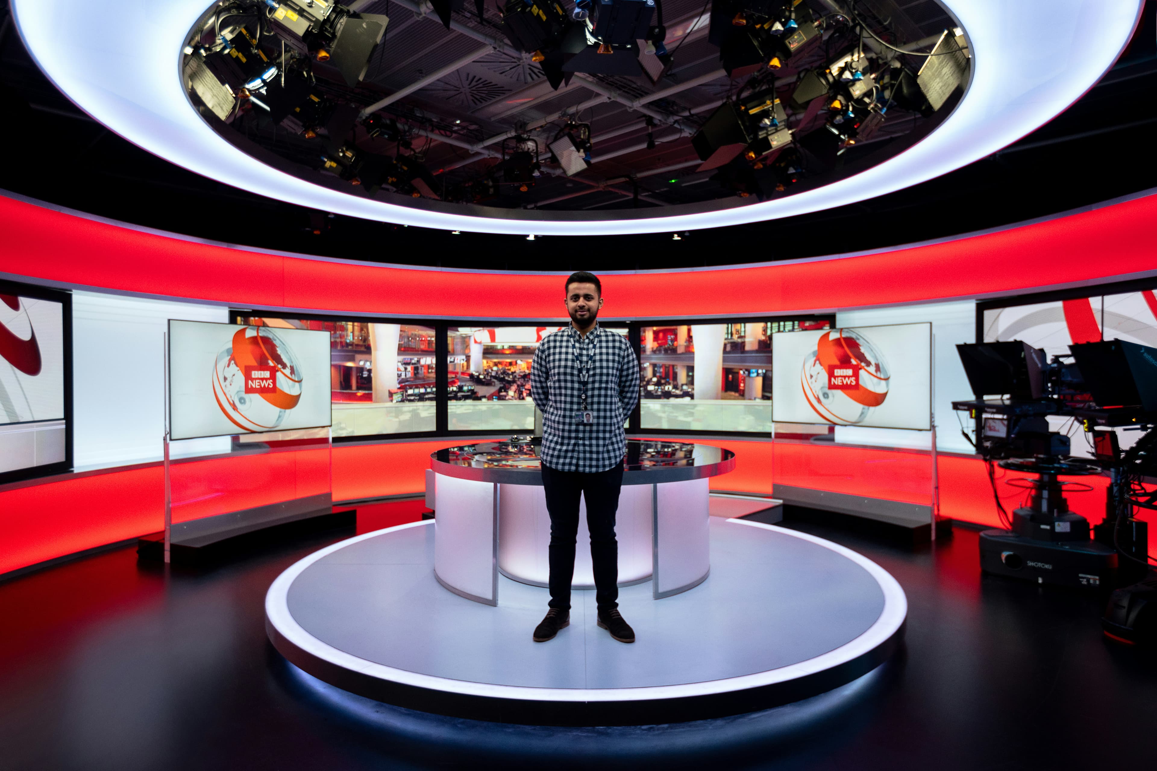 Inside a Live Newsroom Under Deadline Pressure